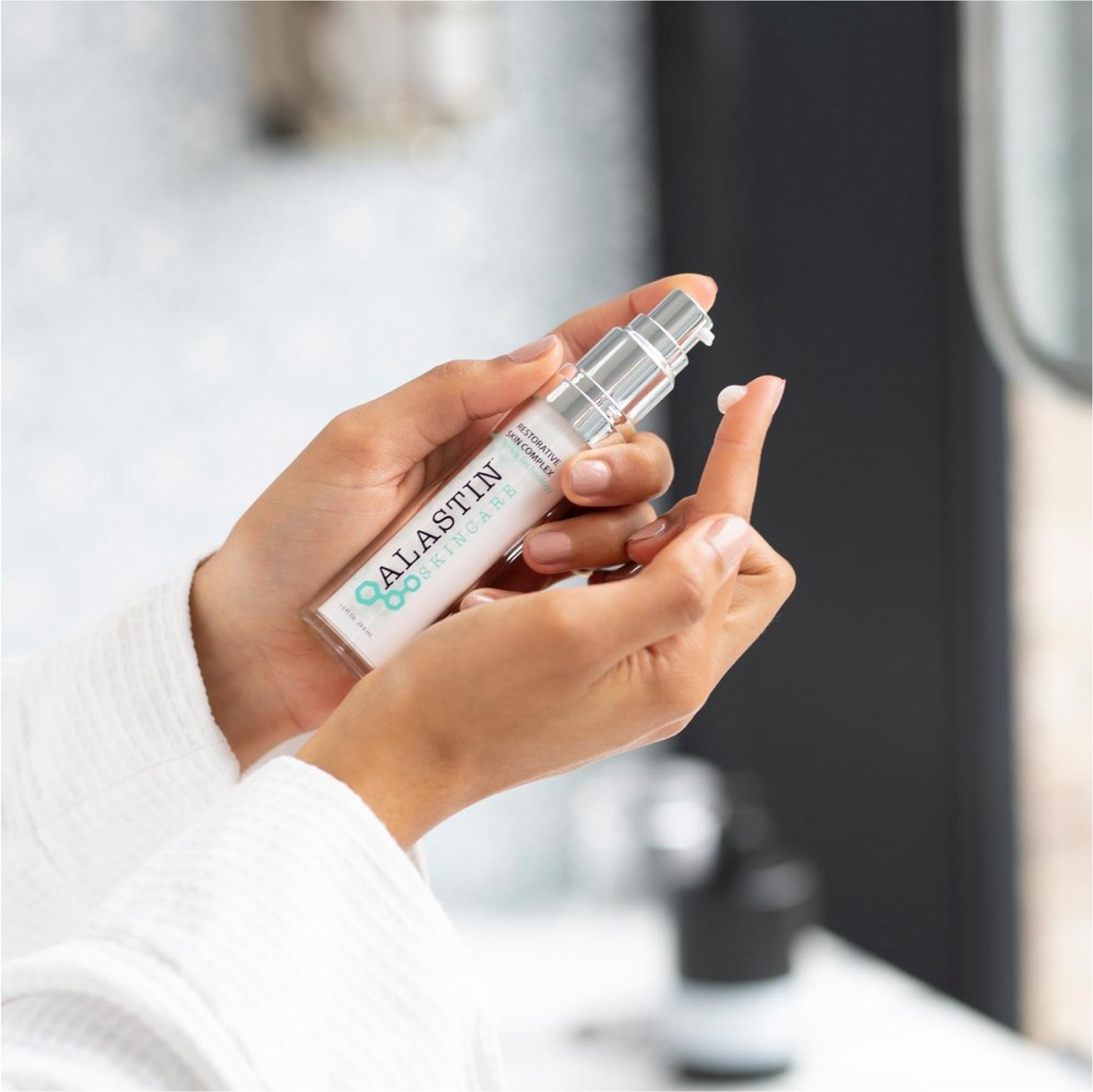 Complexe cutané restaurateur Alastin avec la technologie™ TriHex